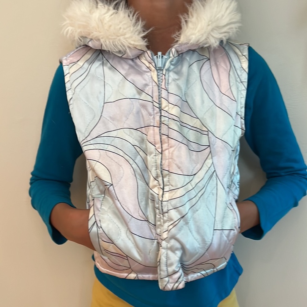 Light Vest with hoodie and two pockets. 18-24 months girls and boys. Multicolor